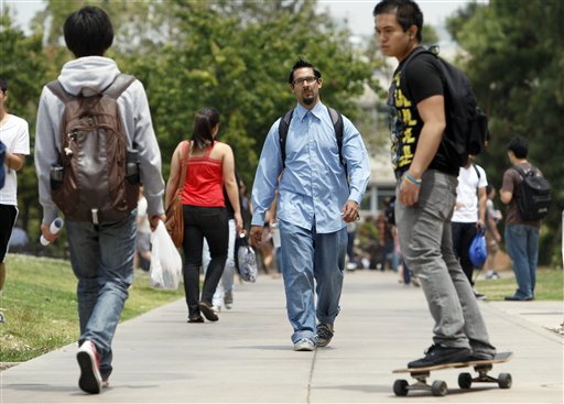 ap_collegestudents_walking