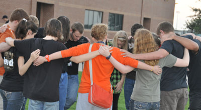 high school students pray on campus