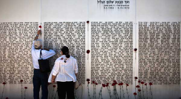 Reuters-Israel-Memorial-fallen-soldiers-Jerusalem-photog-Nir-Elias