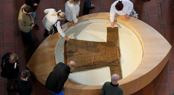 Reuters-Jesus-Holy-Robe-German-Cathedral-photog-Wolfgang-Rattay