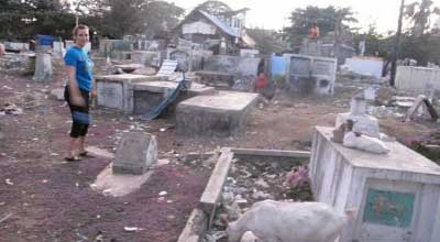 OM Ministers to Cemetery Dwellers in the Philippines