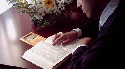 Poll: Failing to Read Bible Related to Declining Morals in US Society