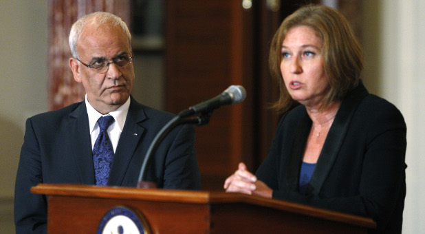 Chief Palestinian negotiator Saeb Erekat (left) and Israel’s Justice Minister Tzipi Livni