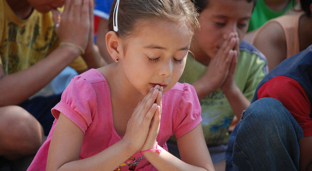 children praying