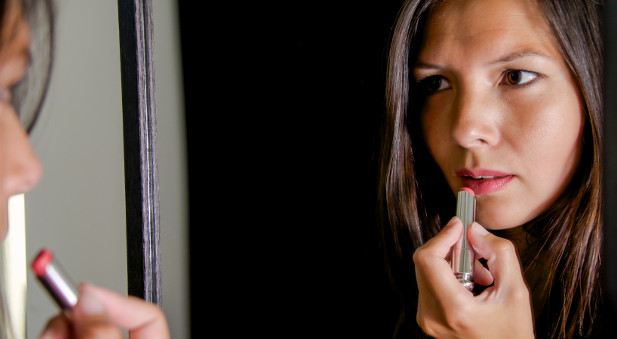 woman putting on makeup