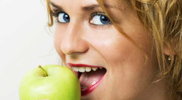 woman eating apple