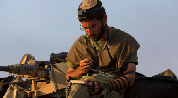 Israeli soldier praying