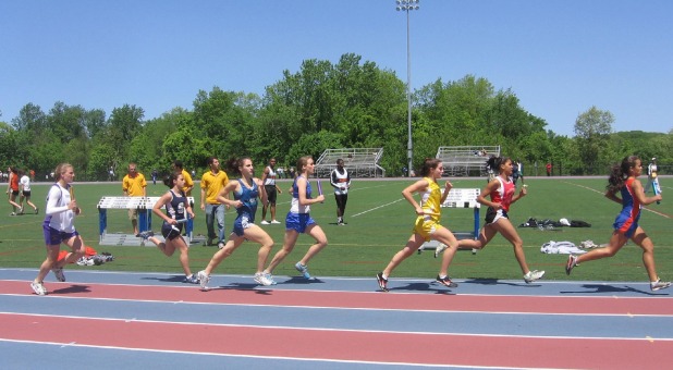 girls running track