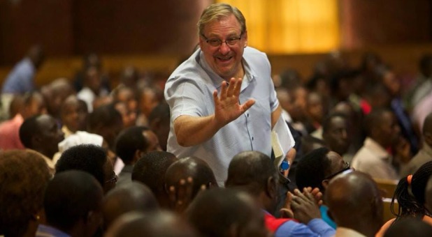 Apologists Concerned About Rick Warren’s Alignment With ‘Holy Father’