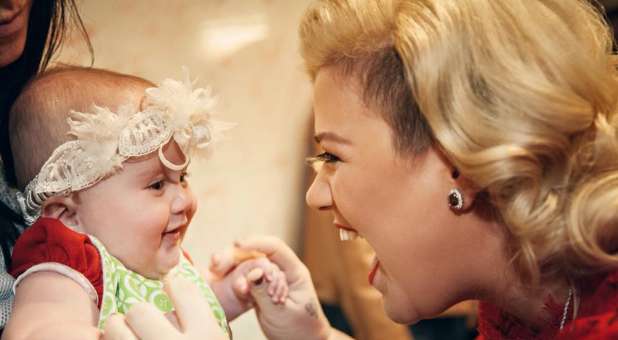 New Kelly Clarkson Song, Featuring Her Baby’s Heartbeat, Lands as Heartbeat Laws Reach Court