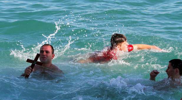 Thousands flock to the place of Jesus' baptism.