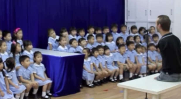 Nick Vujicic leads a children's choir.