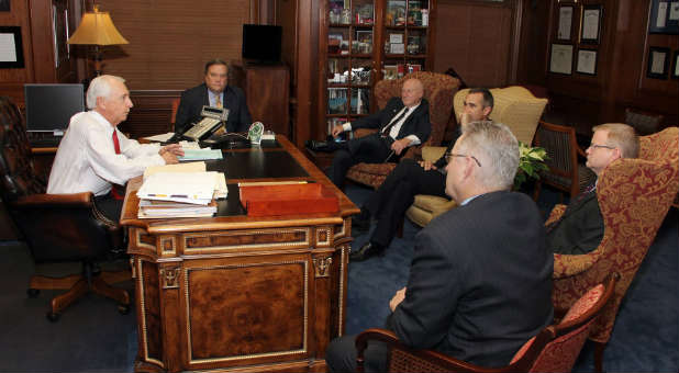 Kentucky Gov. Steve Beshears, left, meets with politicians.