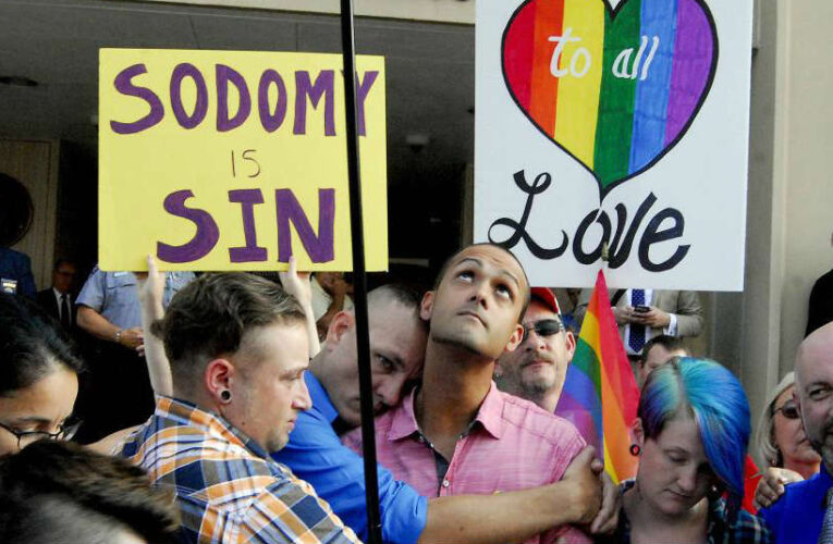 With Kim Davis in Jail, Kentucky Clerk Office Issues Gay Marriage Licenses