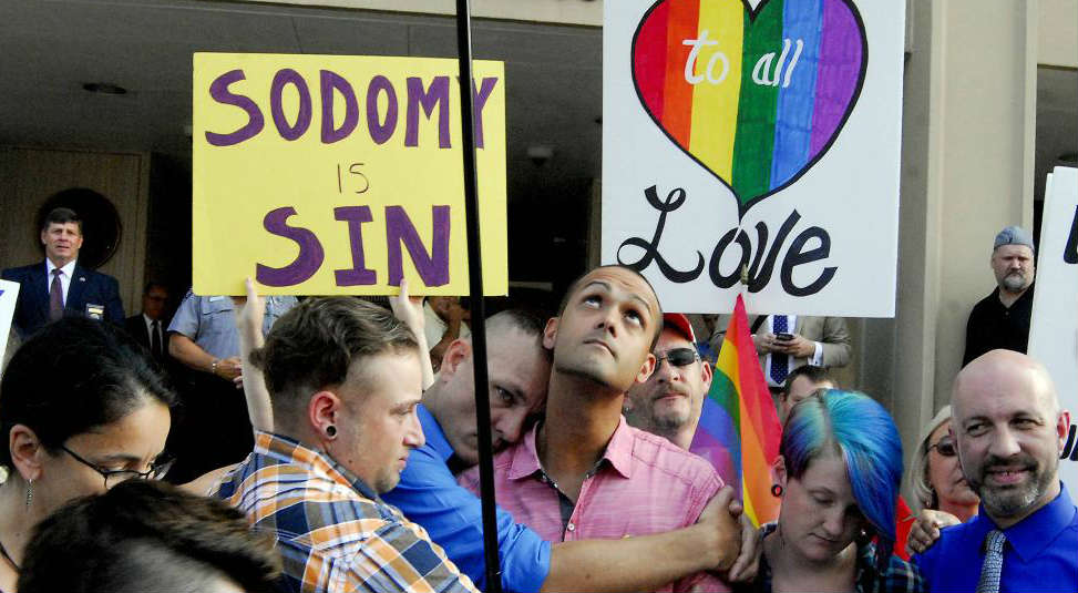 Protesters from both sides gathered at the Kentucky clerk office this morning.