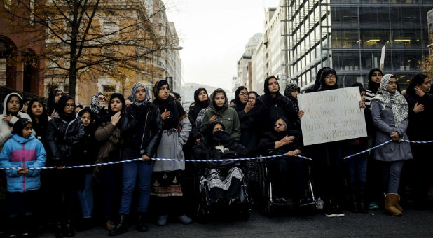 Shia Muslims protest ISIS.