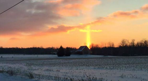 Woman Snaps Sign From God in Now-Viral Photo