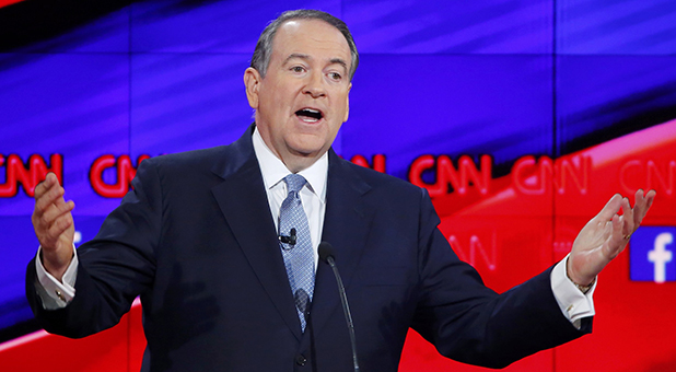 Mike Huckabee Loses Key Staffer to This Candidate