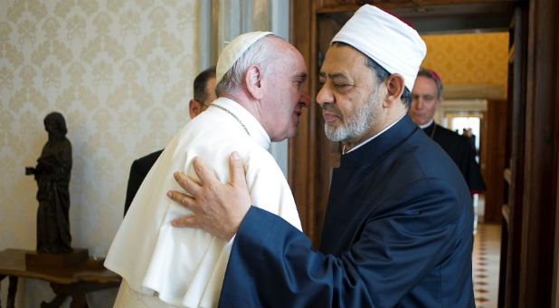 Pope Francis greets Sheikh Ahmed Mohamed el-Tayeb, Egyptian Imam of al-Azhar Mosque at the Vatican.