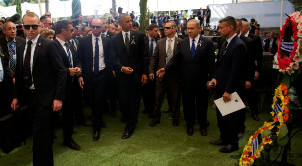 U.S. President Barack Obama and Israeli Prime Minister Benjamin Netanyahu stand next to wreaths at the grave of former Israeli President Shimon Peres during the burial ceremony at the funeral