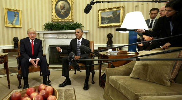 U.S. President Barack Obama meets with President-elect Donald Trump (L) to discuss transition plans in the White House Oval Office