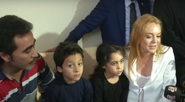 Lindsay Lohan talks with refugees in Turkey.