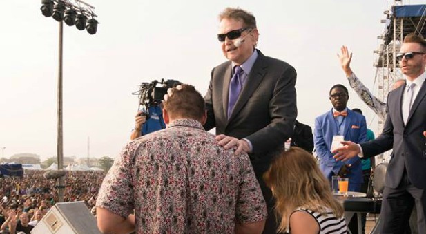 Reinhard Bonnke prays over Daniel Kolenda.