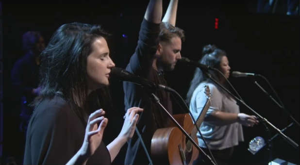 Bethel Singers’ Spontaneous Holy Spirit Worship Will Blow You Away