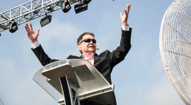 Reinhard Bonnke in Nigeria for his final crusade.