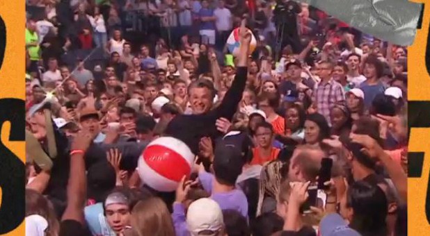 Jentezen Franklin crowd surfs