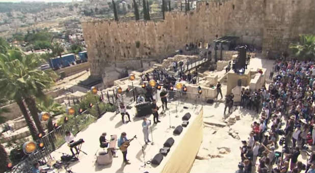 Hillsong United Sings ‘Hosanna’ Live From the Temple Mount