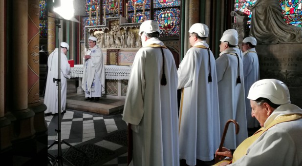 Donning Hard Hats, Worshippers Attend Notre Dame’s First Mass Since Fire