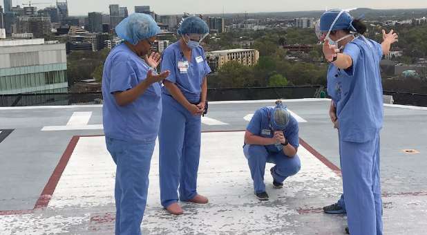 Nurses, Doctors Pray on Hospital Rooftops for COVID-19 Patients