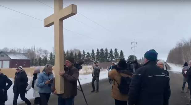 CN Morning Rundown: Canada Protesters Flood Church Perimeter With Praise