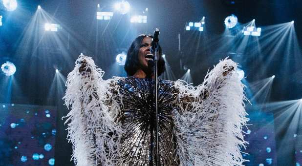 CeCe Winans performs at the Dove Awards