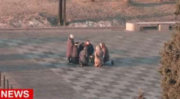 CNN Reporter Stops Live Broadcast to Capture Praying Ukrainians in Square