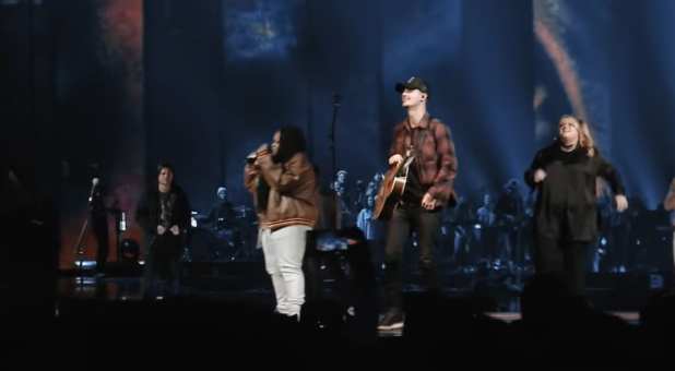 WATCH: Kristian Stanfill, Tasha Cobbs Leonard, Anna Golden Celebrate ‘What He’s Done’