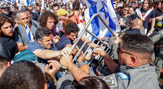 Mayhem in Tel Aviv: Israelis Protesting Judicial Overhaul Clash with Police