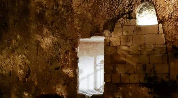 He Is Risen! Thousands Gather at Empty Tomb in Jerusalem to Celebrate Christ’s Resurrection